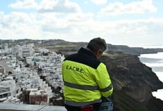 BBC: «Η Σαντορίνη φοβάται για την τουριστική περίοδο, οι σεισμοί πλήττουν το νησί»