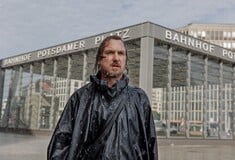 Η χειρότερη ταινία του Τομ Τίκβερ ανοίγει το 75ο Φεστιβάλ Βερολίνου.