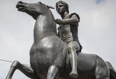 Η εντυπωσιακή τοποθέτηση του ανδριάντα του Μεγάλου Αλεξάνδρου του Γιάννη Παππά στο Μουσείο Μπενάκη