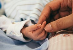 Γυναίκα στις ΗΠΑ γέννησε λάθος μωρό - Της εμφύτευσαν λάθος γονιμοποιημένα ωάρια