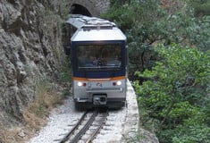 Αναστάτωση σε μαθητική εκδρομή στα Καλάβρυτα - Σταμάτησε πάνω σε γέφυρα ο οδοντωτός