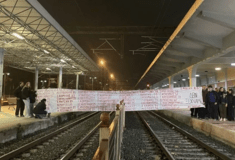 Tέμπη: Φοιτητές απέκλεισαν για 57 λεπτά τις γραμμές του τρένου στη Λάρισα