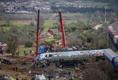 Guardian για Τέμπη: «Οργή στην Ελλάδα καθώς η δεύτερη επέτειος της τραγωδίας προκαλεί μαζικές διαδηλώσεις»