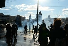 Τέμπη: Πάνω από 120 προσαγωγές και 27 συλλήψεις για τα επεισόδια στο Σύνταγμα