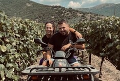 «Βγαίνεις ένα χειμωνιάτικο πρωινό από το σπίτι σου, ο ήλιος ανατέλλει και οι χιονισμένες βουνοκορφές βάφονται ροζ. Τι άλλο να ζητήσει κανείς από τη ζωή»;