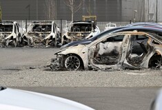 Ομάδα αναρχικών πυρπόλησε αντιπροσωπεία της Tesla στην Τουλούζη