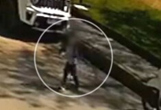 Λάρισα: Η στιγμή που ΙΧ παρασύρει το 3χρονο αγόρι