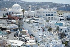 Τα «μυστήρια» της Μήλου και το κρυφτούλι της τουριστικής υπερδόμησης στις Κυκλάδες