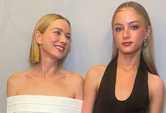 Η 16χρονη τρανς κόρη της Naomi Watts έκανε το ντεμπούτο στην πασαρέλα