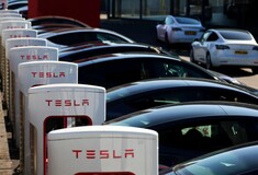 Νέα «βουτιά» για τη μετοχή της Tesla - Πτώση 50% από το ιστορικό υψηλό της 