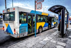 Πεντέλη: Ξέσπασε φωτιά σε εν κινήσει αστικό λεωφορείο - Στο νοσοκομείο ο οδηγός