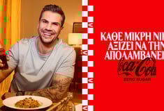Η Coca-Cola και ο Άκης Πετρετζίκης μας προσκαλούν να απολαύσουμε τις μικρές νίκες της καθημερινότητας