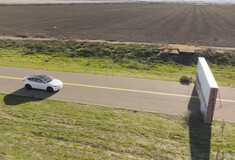 Είναι το autopilot της Tesla πιο έξυπνο από τον Road Runner;