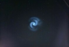 Παγωμένα καύσιμα πυραύλων της SpaceX σχηματίζουν μια εντυπωσιακή δίνη στον ευρωπαϊκό ουρανό