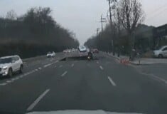 Νότια Κορέα: Η στιγμή που ανοίγει τρύπα στον δρόμο και μοτοσικλετιστής πέφτει μέσα - Νεκρός ο 30χρονος