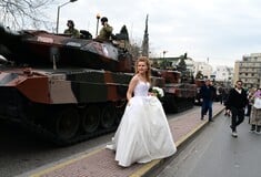 25η Μαρτίου: Πήγε στην παρέλαση με το νυφικό και φωτογραφήθηκε δίπλα στα άρματα