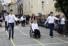 «Ρίγη συγκίνησης, σηκώθηκε απ' το αμαξίδιο»: Λίγο κράτει με το inspiration porn