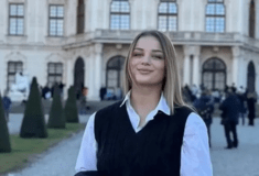 Οι σπουδαστές της σχολής ΣΣΑΣ τίμησαν στην παρέλαση την Κλαούντια που σκοτώθηκε στα Τέμπη - Το σύνθημα που φώναξαν