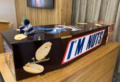 Η τελευταία επιθυμία του ήταν ένα φέρετρο Snickers - και την έκανε πραγματικότητα