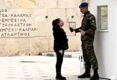 Υπάλληλος της Βουλής επιχείρησε να γράψει συνθήματα στο Μνημείο του Άγνωστου Στρατιώτη