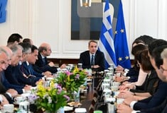 Μητσοτάκης: Η προεκλογική μας δέσμευση παραμένει για κατώτατο μισθό στα 950 ευρώ το 2027