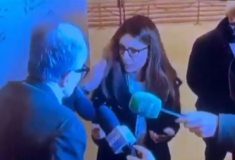 Ιταλία: Ο Ρομάνο Πρόντι τραβάει on air τα μαλλιά δημοσιογράφου ενοχλημένος από ερώτημα