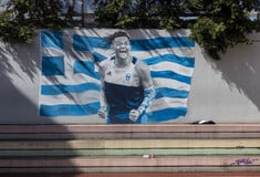 Ο Εμμανουήλ Καραλής έγινε εντυπωσιακό γκράφιτι σε σχολείο στη Θεσσαλονίκη