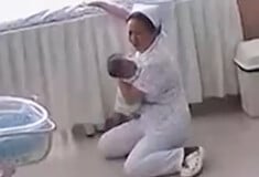 Μιανμάρ: Η στιγμή που μαίες προσπαθούν να προστατεύσουν τα νεογέννητα μωρά την ώρα του φονικού σεισμού