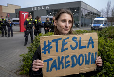 «Tesla Takedown»: Διαδηλωτές στις αντιπροσωπείες σε όλο τον κόσμο κατά Τραμπ - Μασκ