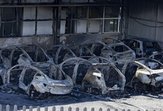 Ιταλία: Τουλάχιστον 17 Tesla καταστράφηκαν σε φωτιά - Για «τρομοκρατία» κάνει λόγο ο Μασκ