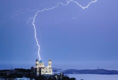 Κακοκαιρία: Κεραυνός πάνω από τον Ναό της Αναστάσεως στη Σύρο 