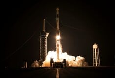 Η SpaceX εκτόξευσε την πρώτη επανδρωμένη διαστημική πτήση πάνω από τις πολικές περιοχές της Γης