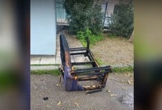Θεσσαλονίκη: Πέταξαν καναπέ σε αυλή σχολείου και του έβαλαν φωτιά