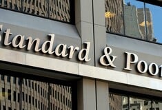 S&P Global: Αναθεωρεί τις παγκόσμιες προβλέψεις, μετά τους δασμούς Τραπ
