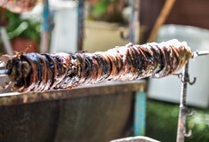 Πάσχα: Στα 15 ευρώ/ κιλό τα τσουρέκια - Πού κυμαίνονται το αρνί και το κατσίκι