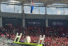 Γαλλία: Αλεξιπτωτιστής μπλέχτηκε στην οροφή του σταδίου λίγο πριν την έναρξη αγώνα ράγκμπι