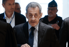 Ο Σαρκοζί στο δικαστήριο: «Πολιτικό και βίαιο κατηγορητήριο» του οικονομικού εισαγγελέα»