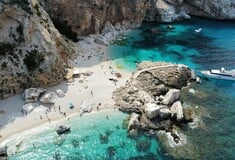 Ηλιοθεραπεία μόνο με κράτηση: Ενόψει τουριστικής σεζόν, η Σαρδηνία κυκλοφορεί εφαρμογή για τις παραλίες της