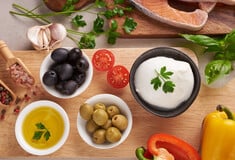 Πώς η Μεσογειακή διατροφή και η άσκηση μπορούν να προστατεύσουν την υγεία των οστών στους ηλικιωμένους