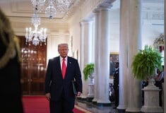 Αισχρότητες Τραμπ για τους δασμούς: «Με παρακαλάνε, μου φιλούν τον κ...»