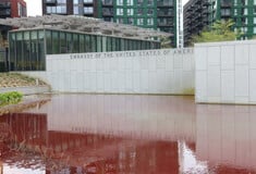 Αγγλία: Χειροπέδες στον επικεφαλής της Greenpeace - Έβαψε κόκκινη λίμνη έξω από την πρεσβεία των ΗΠΑ