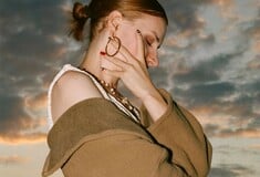 Aya: Όταν το rave γίνεται μαύρο κι άραχνο/ Aya: Το κυνήγι μαγισσών σήμερα είναι εναντίον της διαφορετικότητας/ Αν ξεπεράσεις τα σκουλήκια/το αηδιαστικό στο εξώφυλλο, το hexed! είναι ο rave δίσκος της χρονιάς