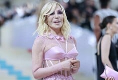 Ντονατέλα Βερσάτσε: Η πρώτη αντίδραση μετά την εξαγορά της Versace από την Prada