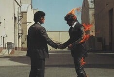 Pink Floyd: Η πραγματική ιστορία πίσω από τον φλεγόμενο επιχειρηματία του άλμπουμ «Wish You Were Here»