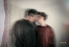 Ο Αντώνης Αντωνόπουλος από μικρός είχε μια έλξη για τα νεκροταφεία ή Όλα είναι θέατρο αρκεί να στρέψεις το βλέμμα σου πάνω τους ή Η παράσταση «Τελευταία επιθυμία» είναι ένα τηλεφώνημα από τον άλλο κόσμο