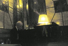 Ο κύριος Γιάννης Τσεκλένης κάποτε έδωσε ένα σαφάρι τζάκετ σε έναν άλλο κύριο.