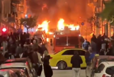 Νύχτα έντασης στα Εξάρχεια – Κάηκαν 10 οχήματα