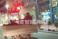 Βόλος: Έβαλαν καναπέ σε πατίνια και έκαναν βόλτα στον δρόμο