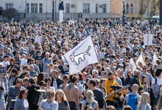 «Θάνατος στα χρώματα»: Οι Ούγγροι επιστρατεύουν την ειρωνεία ενάντια στον Όρμπαν και την απαγόρευση του Pride
