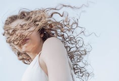 Anti-aging ή Pro-aging; Οι λέξεις που χρησιμοποιούμε στην ομορφιά έχουν σημασία